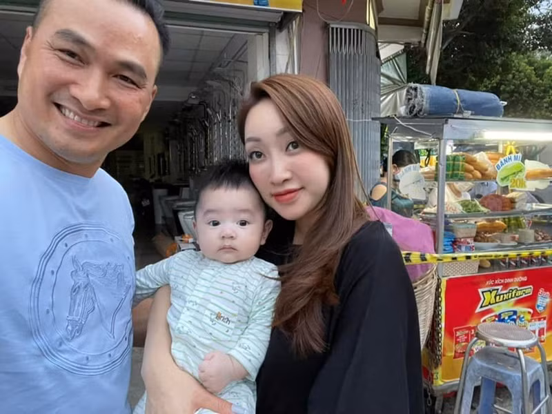 Nam diễn viên nổi tiếng một thời cho biết, anh từng lo lắng vợ sẽ bị trầm cảm sau sinh. Tuy nhiên, Thùy Chang vẫn rạng rỡ và tươi tắn.