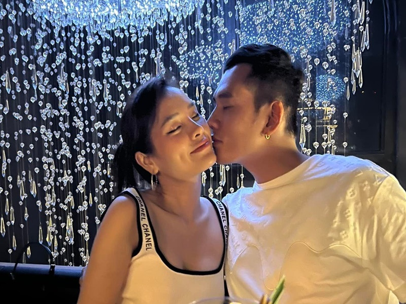 Cuộc sống sau đám cưới của Phương Trinh và chồng trẻ vẫn đầy ngọt ngào. Ảnh: FBNV