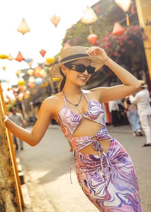 Vóc dáng quyến rũ, Phương Trinh Jolie không ngần ngại diện trang phục cắt xẻ táo bạo.Ảnh: FBNV