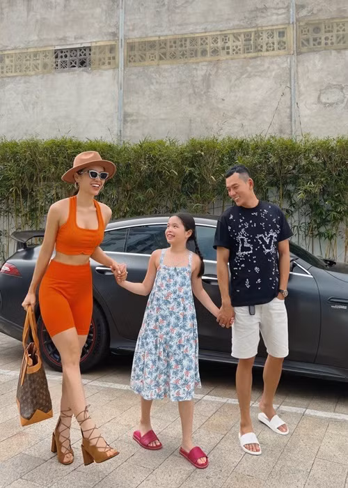 Phương Trinh Jolie hạnh phúc khi được chồng chiều chuộng, con riêng được gia đình chồng yêu thương. Ảnh: FBNV