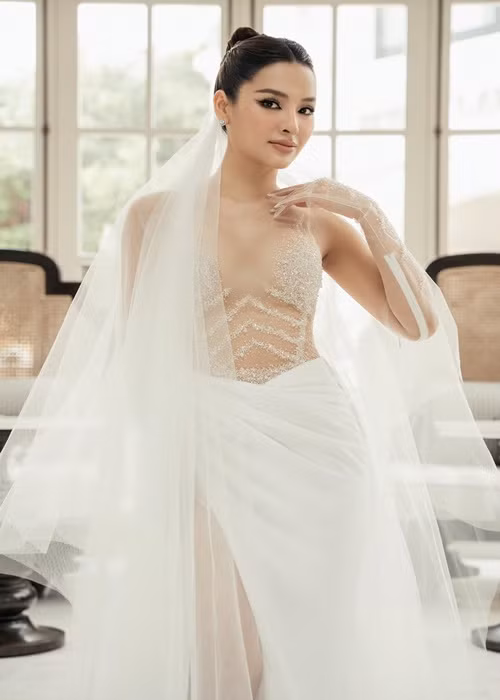 Không ít mẫu váy cưới của Phương Trinh Jolie xuyên thấu táo bạo. Ảnh: FBNV
