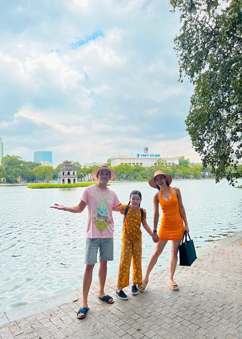 Cặp đôi đưa con gái đi lịch sau hôn lễ. Ảnh: FBNV