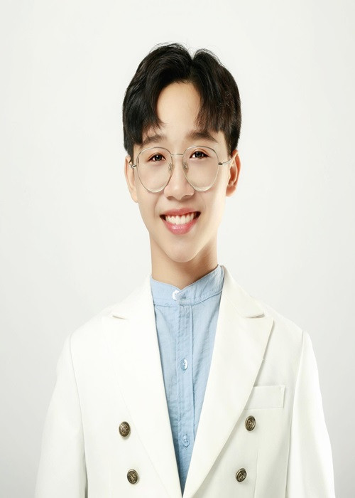 Đức Vĩnh nay cao hơn 1m6, biết chăm chút ngoại hình. Tháng 4/2021, chia sẻ trên Zing, Đức Vĩnh cho biết, bản thân đã tích góp được khoản tiền đi diễn đủ mua nửa căn nhà nhỏ. Ảnh: Zing