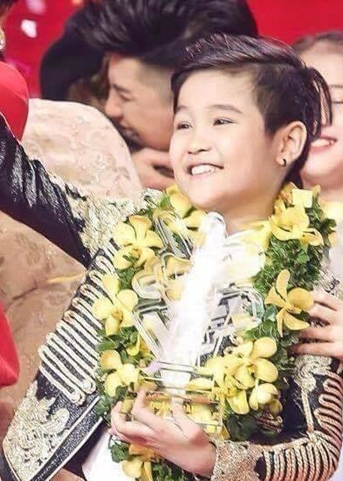 Nhật Minh được Đông Nhi - Ông Cao Thắng dẫn dắt trở thành quán quân của Giọng hát nhí 2016. Ảnh: FBNV