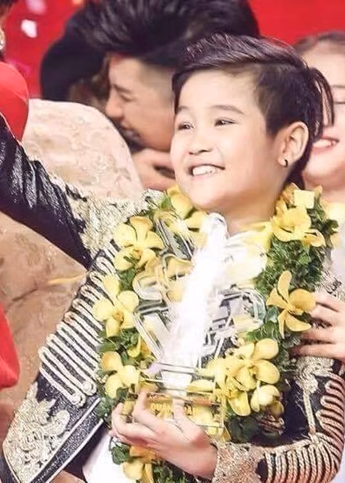 Nhật Minh được Đông Nhi - Ông Cao Thắng dẫn dắt trở thành quán quân của Giọng hát nhí 2016. Ảnh: FBNV