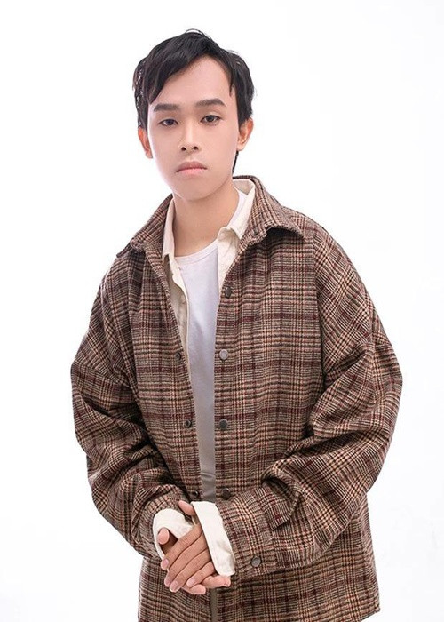 Hồ Văn Cường được ca sĩ Phi Nhung nhận làm con nuôi và đón về nhà sống chung. Sau khi Phi Nhung qua đời, nam ca sĩ và phía công ty của mẹ nuôi quyết định kết thúc hợp đồng. Ảnh: Tiền Phong