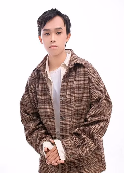 Hồ Văn Cường được ca sĩ Phi Nhung nhận làm con nuôi và đón về nhà sống chung. Sau khi Phi Nhung qua đời, nam ca sĩ và phía công ty của mẹ nuôi quyết định kết thúc hợp đồng. Ảnh: Tiền Phong