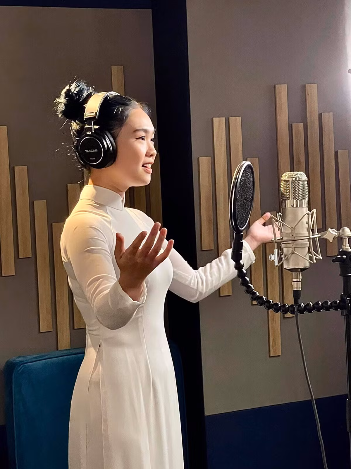 Trong những năm qua, quán quân Thiện Nhân vừa đi học vừa đi hát. Mới đây, giọng ca sinh năm 2002 thử sức ở lĩnh vực kinh du lịch với cương vị giám đốc. Ảnh: FBNV