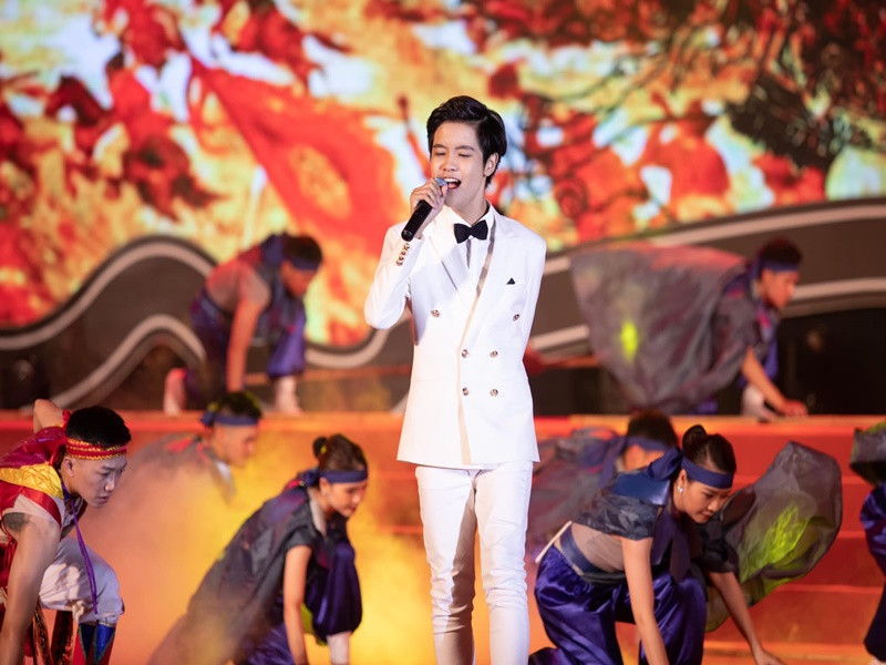 Sau cuộc thi, Nhật Minh tham gia biểu diễn trong nhiều chương trình âm nhạc trên sóng truyền hình, giao lưu nghệ thuật. Ảnh: FBNV