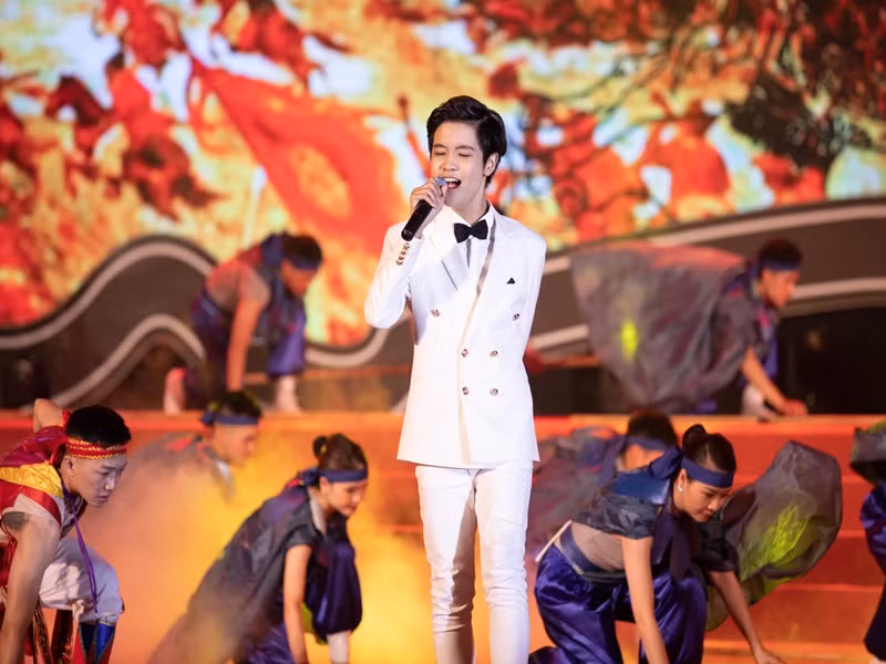 Sau cuộc thi, Nhật Minh tham gia biểu diễn trong nhiều chương trình âm nhạc trên sóng truyền hình, giao lưu nghệ thuật. Ảnh: FBNV