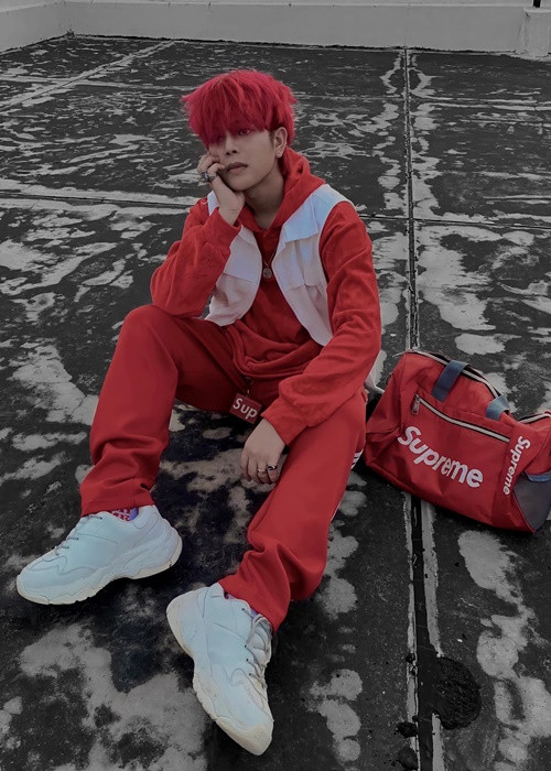 Sau cuộc thi Giọng hát Việt nhí, Quang Anh hạn chế đi diễn để tập trung cho việc học tại Học viện âm nhạc quốc gia Việt Nam. Khi trở lại, Quang Anh lấy nghệ danh Quang Anh Rhyder và theo đuổi nhạc điện tử. Ảnh: FBNV