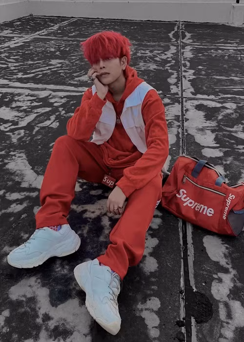 Sau cuộc thi Giọng hát Việt nhí, Quang Anh hạn chế đi diễn để tập trung cho việc học tại Học viện âm nhạc quốc gia Việt Nam. Khi trở lại, Quang Anh lấy nghệ danh Quang Anh Rhyder và theo đuổi nhạc điện tử. Ảnh: FBNV