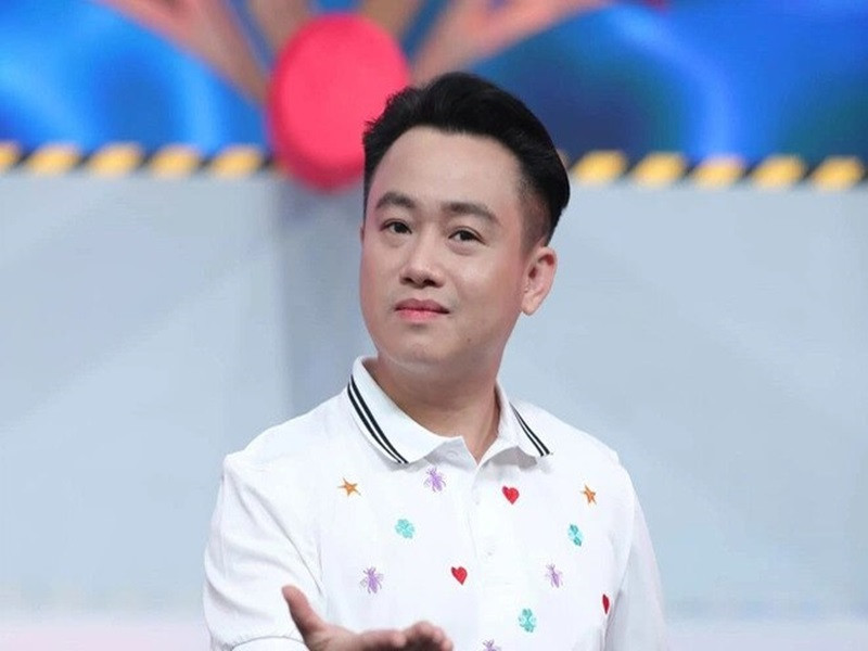 Tuy nhiên, gia đình Hữu Tín gặp biến cố trong thời kỳ bất động sản đóng băng. Theo Zing, từ một công tử sống trong nhà lầu, đi xe hơi, sở hữu khu sinh thái hàng triệu m2, nam diễn viên trắng tay. Ảnh: Giao thông