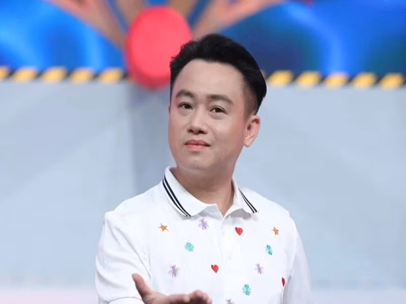 Tuy nhiên, gia đình Hữu Tín gặp biến cố trong thời kỳ bất động sản đóng băng. Theo Zing, từ một công tử sống trong nhà lầu, đi xe hơi, sở hữu khu sinh thái hàng triệu m2, nam diễn viên trắng tay. Ảnh: Giao thông