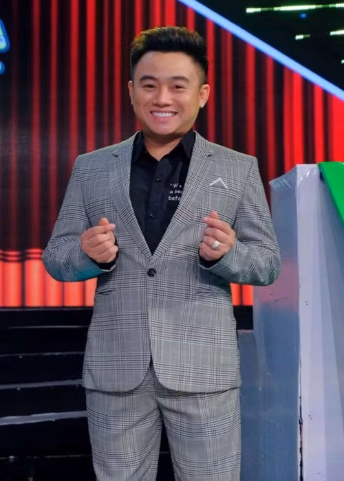 Hữu Tín kiệt sức khi phải trả nợ 60, 70 triệu đồng mỗi tháng. Đến năm 2020, anh vẫn nợ ngân hàng khoảng một tỷ đồng nhưng món nợ không còn làm khó được nam diễn viên. Ảnh: Công lý và xã hội