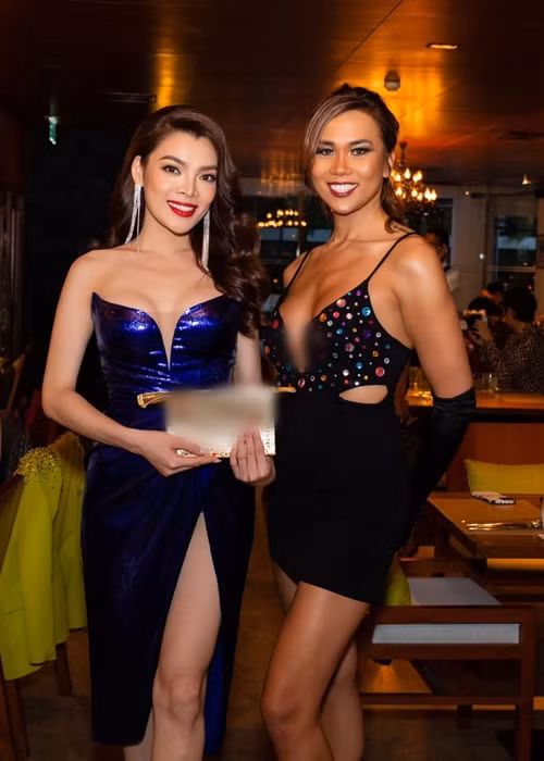 Đại diện Việt Nam đã tự tay chuẩn bị món quà mang từ quê nhà để tặng cho các thí sinh. Ảnh: FBNV