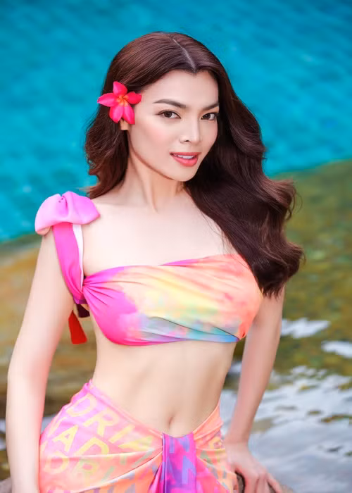 Trước đó, gặp gỡ các thí sinh, Trân Đài cũng mặc táo bạo.