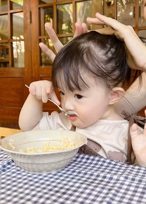 Cô nhóc thưởng thức món spaghetti.