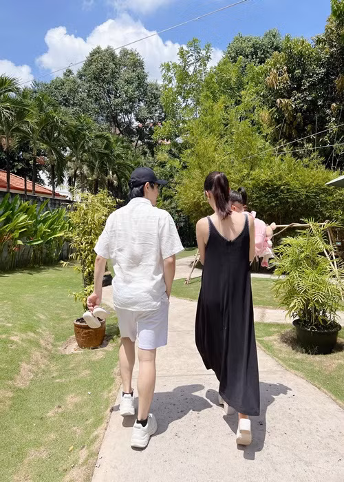 Vì con gái ngày đầu đi học còn chưa quen nên vợ chồng Đông Nhi vẫn ở bên cạnh con đến lúc về. "Sắp tới ba mẹ sẽ thả ra và Winnie sẽ đi học thật ngoan đó nha cô chú", cặp đôi chia sẻ.