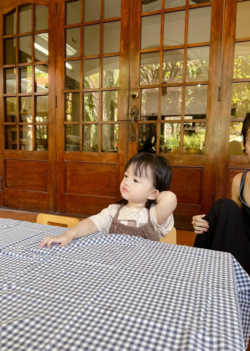 Bé Winnie chờ đợi ăn trưa cùng các bạn.