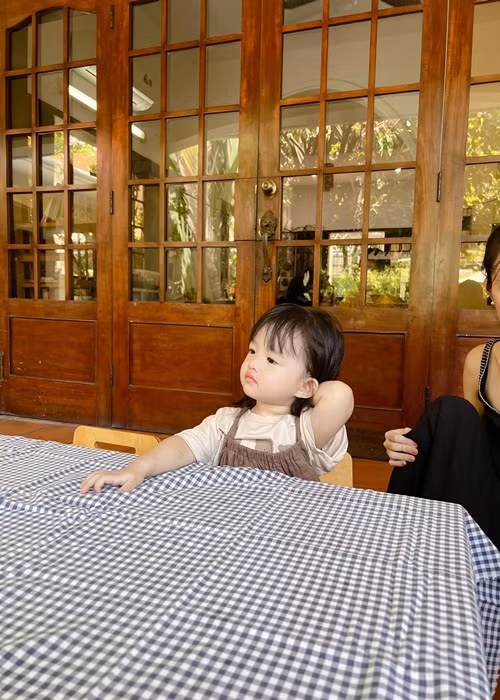 Bé Winnie chờ đợi ăn trưa cùng các bạn.