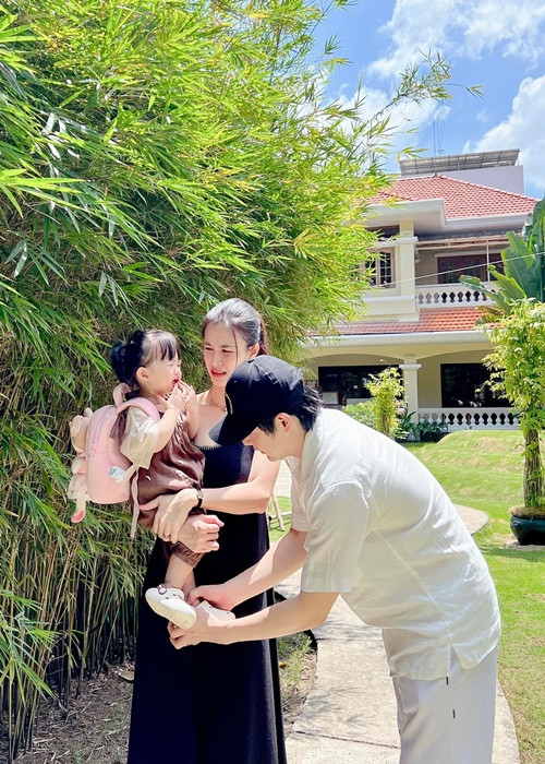 Bé Winnie òa khóc trong ngày đầu tiên đến trường.