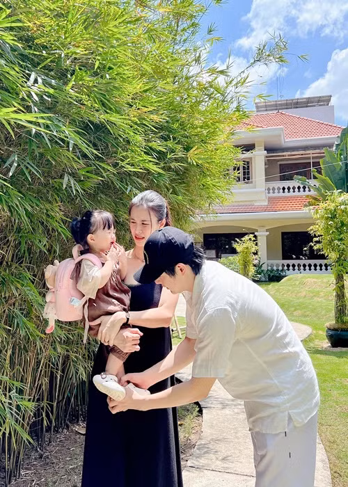 Bé Winnie òa khóc trong ngày đầu tiên đến trường.