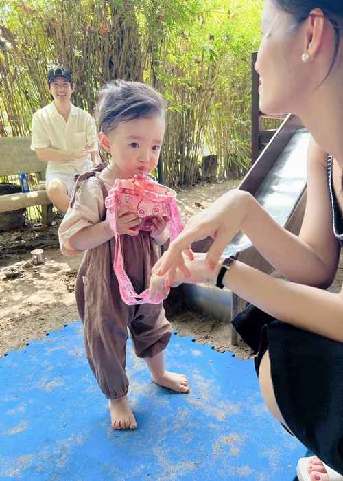 Cặp đôi theo dõi mọi hoạt động của con trong ngày đi học.