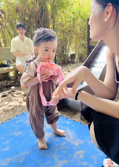 Cặp đôi theo dõi mọi hoạt động của con trong ngày đi học.