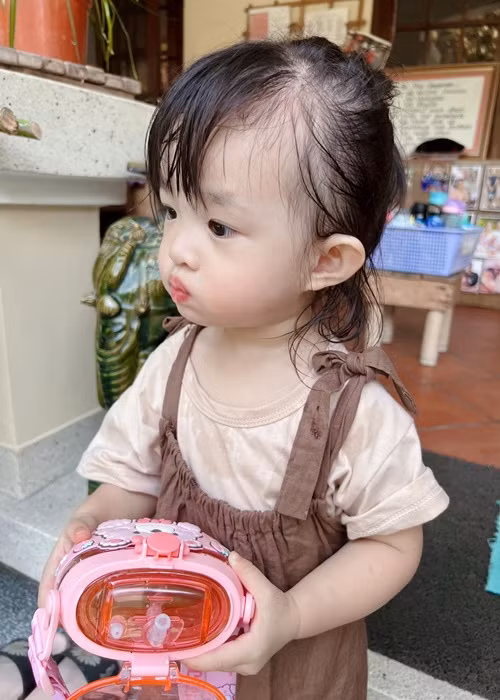 Đông Nhi và Ông Cao Thắng ghi lại những hình ảnh ngày đầu tiên đến trường của ái nữ.