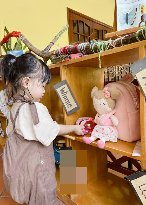 Bé Winnie có một góc để cặp riêng ở trường giống các bạn.