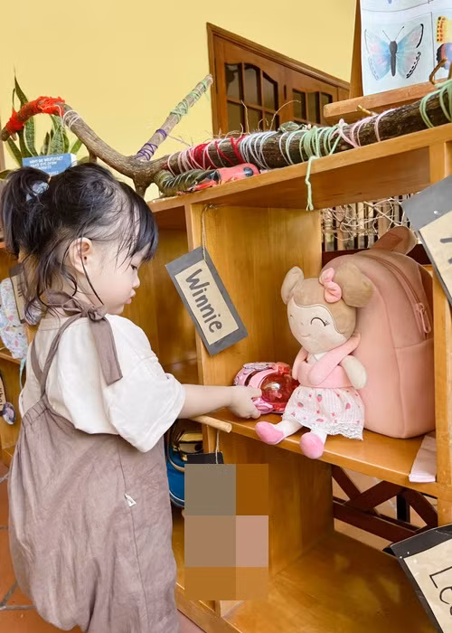 Bé Winnie có một góc để cặp riêng ở trường giống các bạn.