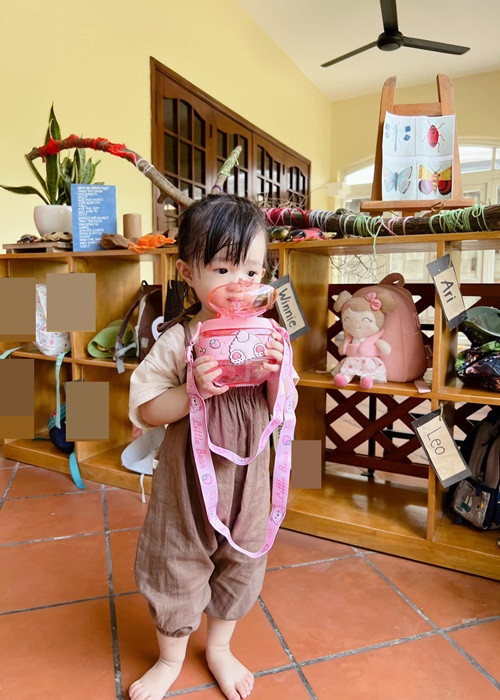 Con gái Đông Nhi sử dụng bình nước riêng khi đi học.