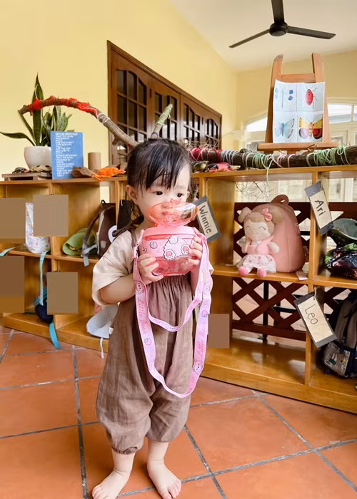 Con gái Đông Nhi sử dụng bình nước riêng khi đi học.