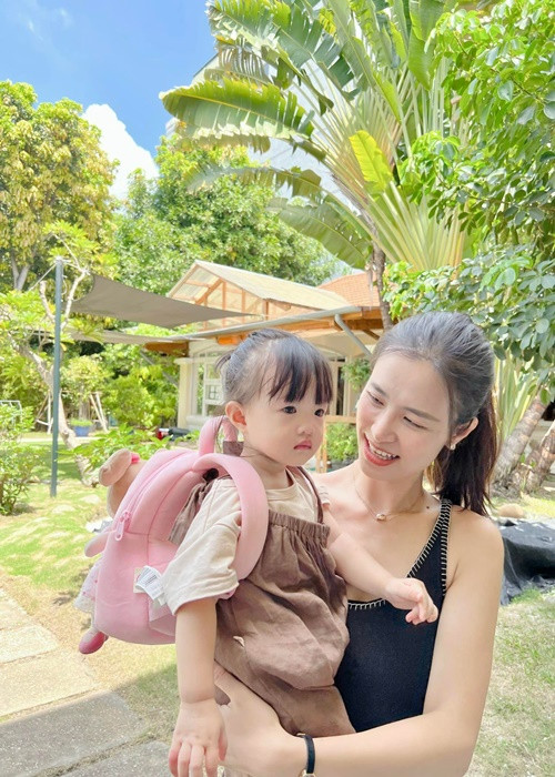  Đông Nhi - Ông Cao Thắng vừa cho cô con gái 2 tuổi Winnie đi học. "Cuối cùng ngày này cũng đến….nhưng đôi mi ai kia thì đang u sầu", Đông Nhi viết trên trang cá nhân khi chia sẻ hình ảnh bế ái nữ đến trường.