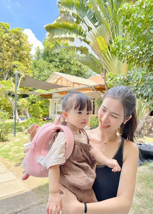  Đông Nhi - Ông Cao Thắng vừa cho cô con gái 2 tuổi Winnie đi học. "Cuối cùng ngày này cũng đến….nhưng đôi mi ai kia thì đang u sầu", Đông Nhi viết trên trang cá nhân khi chia sẻ hình ảnh bế ái nữ đến trường.