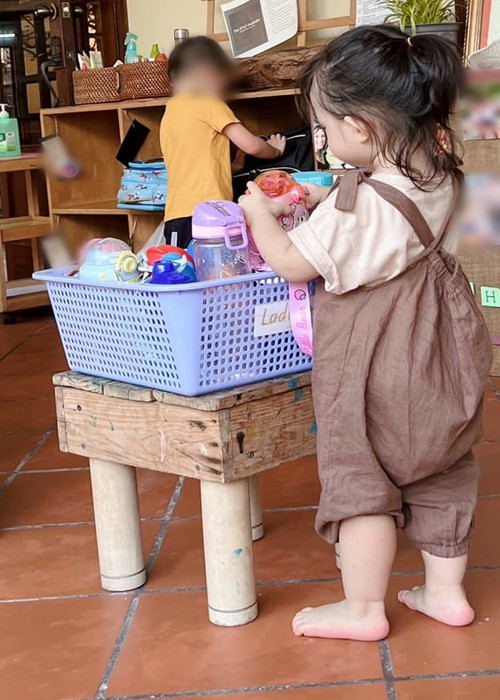 Bé Winnie biết cất gọn bình uống nước.