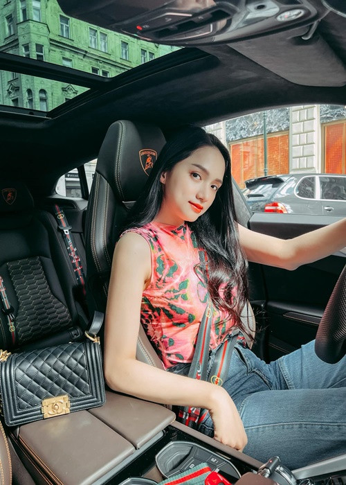 Cô mặc đồ hiệu, lái xe hơi đắt tiền ở nước ngoài.