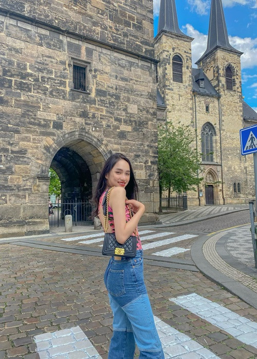 Nữ ca sĩ chuyển giới dạo phố ở Praha, CH Czech.