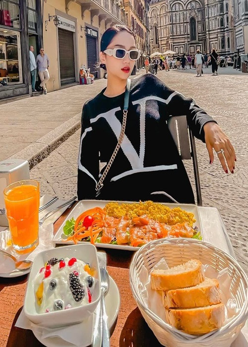 Mỹ nhân chuyển giới liên tục khoe ảnh sang chảnh ở trời Tây.