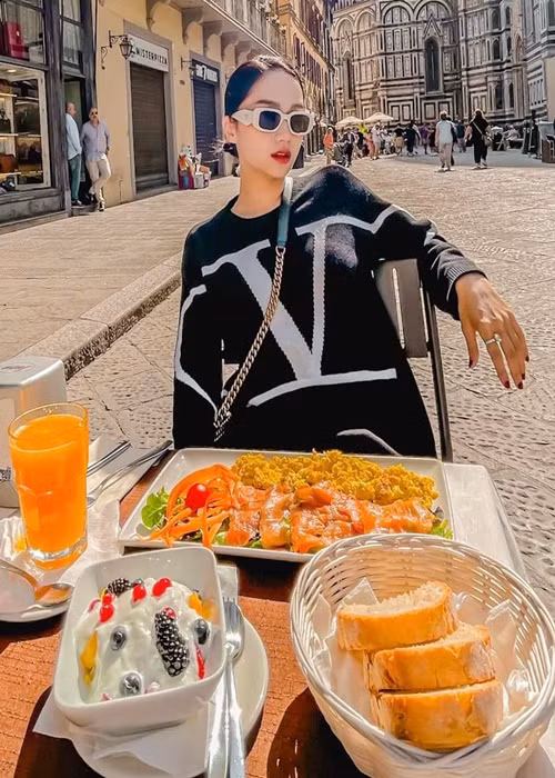 Mỹ nhân chuyển giới liên tục khoe ảnh sang chảnh ở trời Tây.