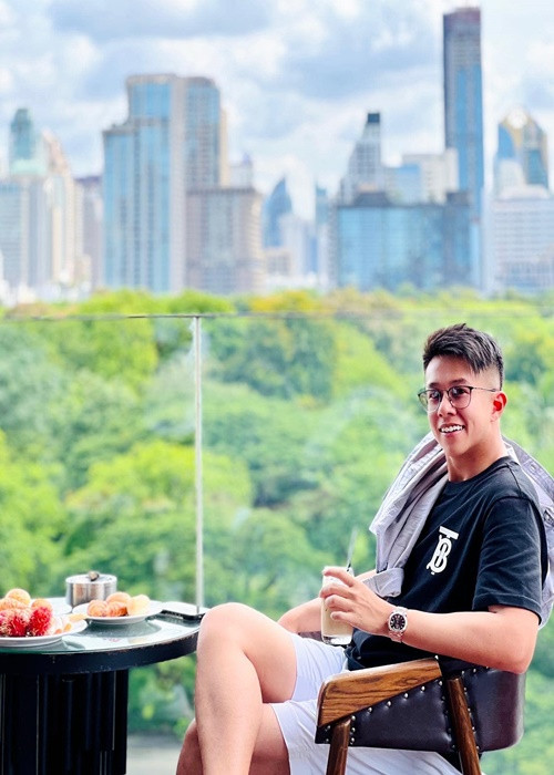 Nam doanh nhân cũng khoe cuộc sống sang chảnh ở nước ngoài.