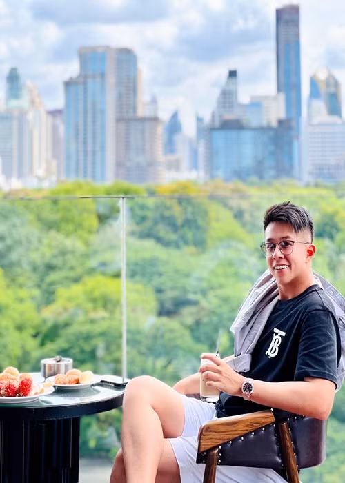 Nam doanh nhân cũng khoe cuộc sống sang chảnh ở nước ngoài.