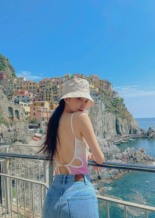 Hương Giang thăm thú châu Âu sau khi dự Cannes 2022 tại Pháp.