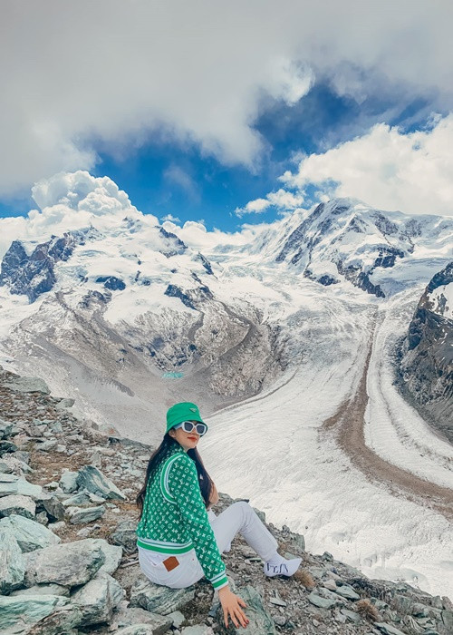 Hương Giang sang châu Âu từ tháng 5. Mới đây, cô khoe ảnh leo núi ở Thụy Sĩ.