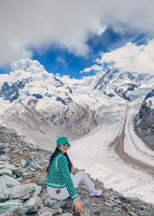 Hương Giang sang châu Âu từ tháng 5. Mới đây, cô khoe ảnh leo núi ở Thụy Sĩ.