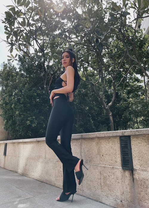 Minh Tú chuộng trang phục bó sát để tôn lên vòng ba gần 1 mét.