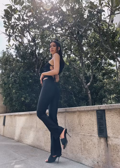 Minh Tú chuộng trang phục bó sát để tôn lên vòng ba gần 1 mét.