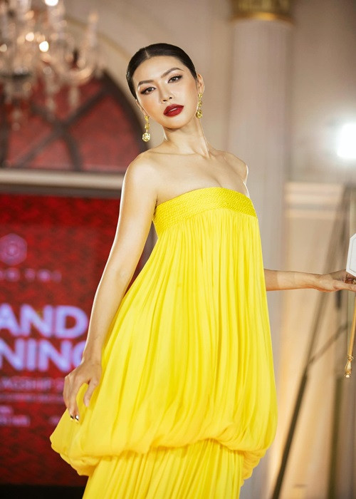 Minh Tú và Chris hẹn hò năm 2012 sau 1 năm quen biết. Sau đó, cả hai chia tay.