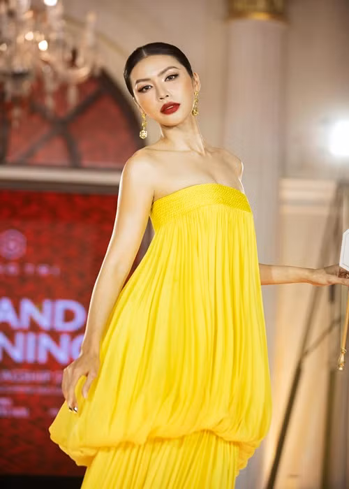 Minh Tú và Chris hẹn hò năm 2012 sau 1 năm quen biết. Sau đó, cả hai chia tay.